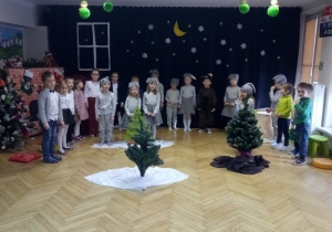 Grupa Słoneczka podczas przedstawienia "Świąteczny czas"