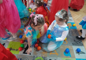 Dzieci bawią się na Balu Karnawałowym