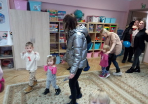 Rodzice wraz z dziećmi uczestniczą w zabawach i zwiedzają sale przedszkolne