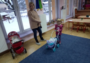 Rodzice wraz z dziećmi uczestniczą w zabawach i zwiedzają sale przedszkolne