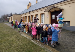 Dzieci w ogródku przedszkolnym żegnają zimę i witają wiosnę