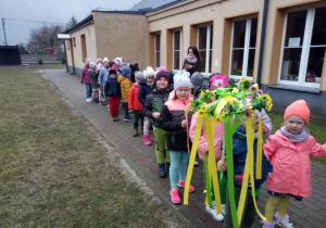 Dzieci w ogródku przedszkolnym żegnają zimę i witają wiosnę