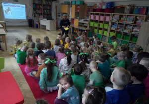 Dzieci słuchaja fragmentu książki "Wiosna"