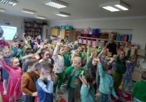Dzieci uczestniczą w zabawach muzyczno-ruchowych z p. Wiosną