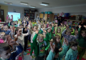 Dzieci uczestniczą w zabawach muzyczno-ruchowych z p. Wiosną