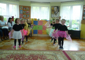 Występy artystyczne dzieci - taniec do muzyki klasycznej