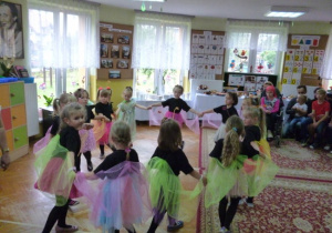 Występy artystyczne dzieci - taniec do muzyki klasycznej