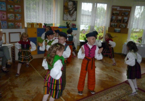 Występy artystyczne dzieci - taniec ludowy