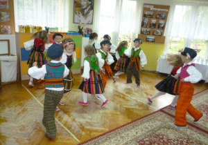 Występy artystyczne dzieci - taniec ludowy