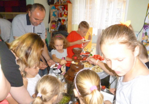 Rodzice i dzieci podczas słodkiego poczęstunku